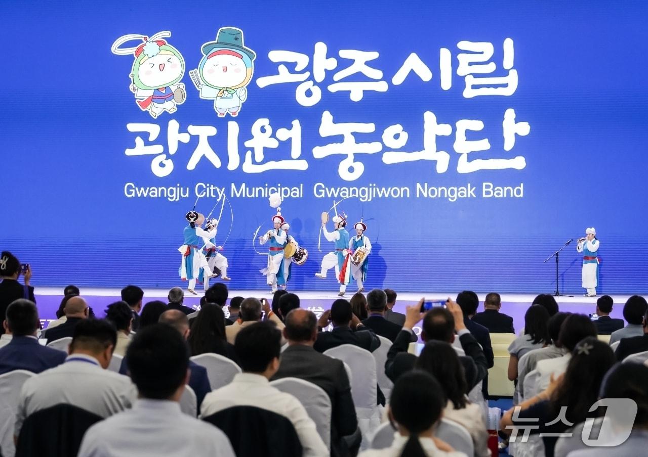 본문 이미지 - 광주시립광지원농악단이 지난 28일 열린 ‘쯔보 국제 자매도시 40주년 및 제2회 국제우호주간 개막식’에서 공연을 하고 있는 모습.&#40;광주시 제공&#41;