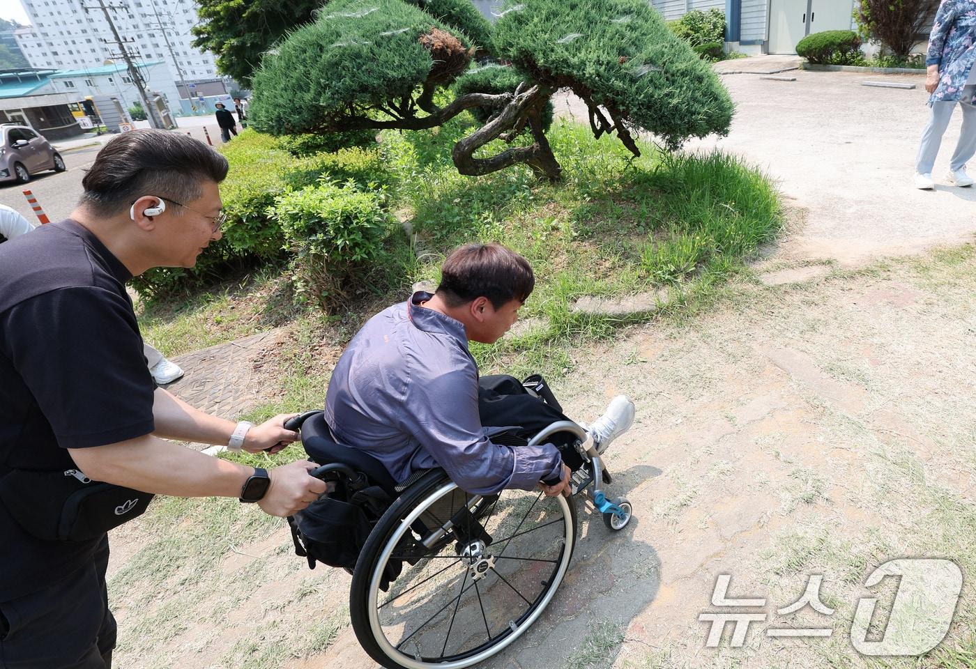 사전투표 이틀째인 30일 광주 북구 매곡동의 대한적십자사에 마련된 사전투표소에 휠체어를 탄 시민이 올라가고 있다. ⓒ News1 박지현 기자