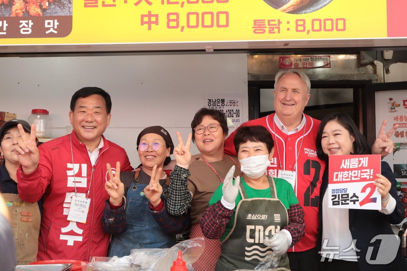박성민 국민의힘 의원(울산 중구)과 인요한 국민의힘 전 최고의원, 이미영 새로운미래 전 울산시의원이 30일 울산 중구 태화시장을 찾아 유세를 하고 있다.2025.5.30./뉴스1 김세은 기자