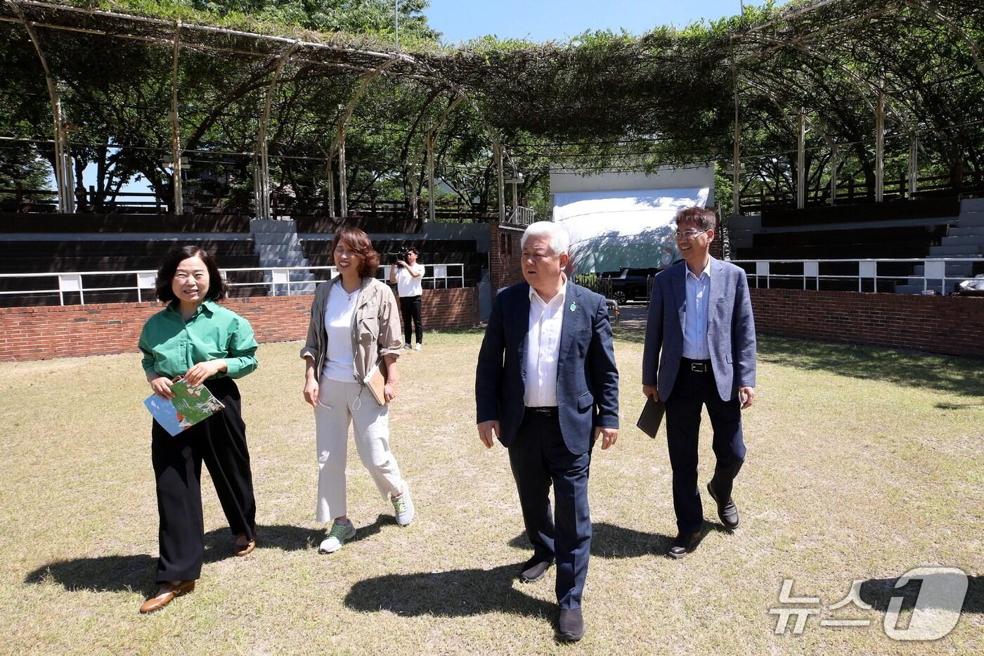 황인홍 전북 무주군수가 제13회 무주산골영화제가 개최될 현장을 찾아 점검하고 있다.(무주군 제공. 재판매 및 DB금지)