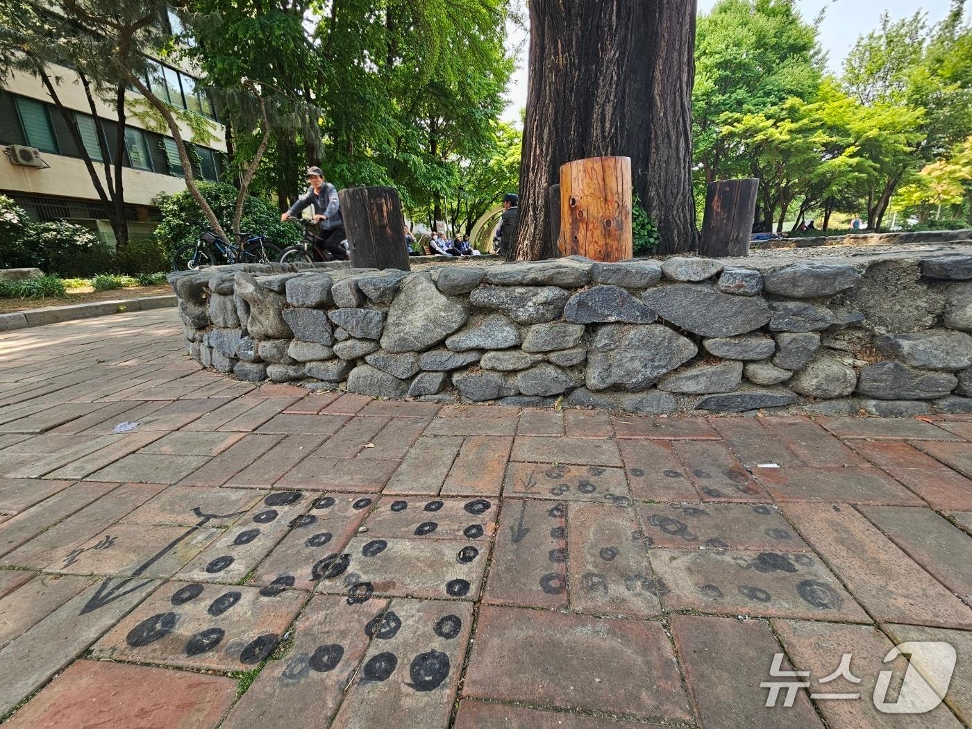 본문 이미지 - 충북 청주시 중앙공원 바닥에 그려져 있는 윷판.2025.5.30/뉴스1 이재규 기자