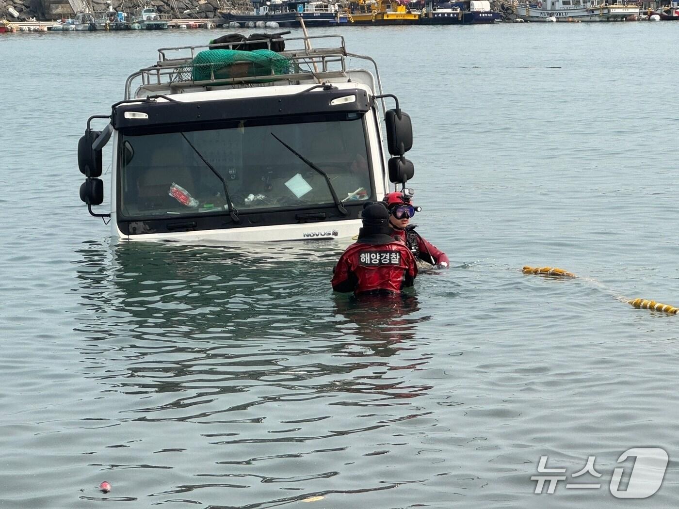 본문 이미지 - 보령해경이 차량 인양 작업을 하고 있다.(보령해경 제공 .재판매 및 DB금지)/뉴스1