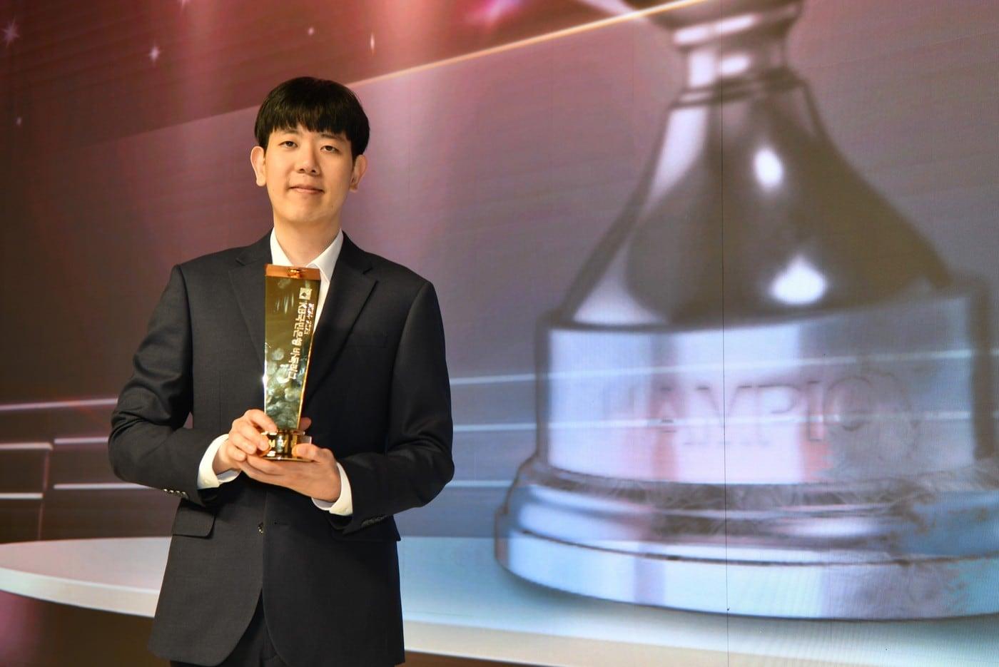 2024-25 KB국민은행 바둑리그 MVP에 선정된 강동윤 9단. (한국기원 제공)