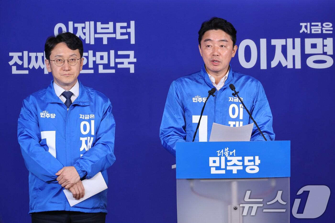 강훈식 더불어민주당 선대위 상황실장(오른쪽), 천준호 전략본부장이 30일 서울 여의도 중앙당사에서 기자간담회를 하고 있다. 2025.5.30/뉴스1 ⓒ News1 안은나 기자