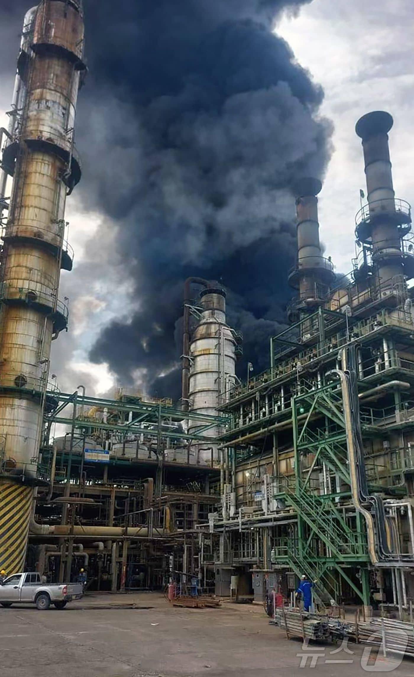 본문 이미지 - 에콰도르 에스메랄다스 정유공장에서 지난 5월 26일 화재가 발생해 거대한 연기 구름이 피어오르는 모습. ⓒ AFP=뉴스1