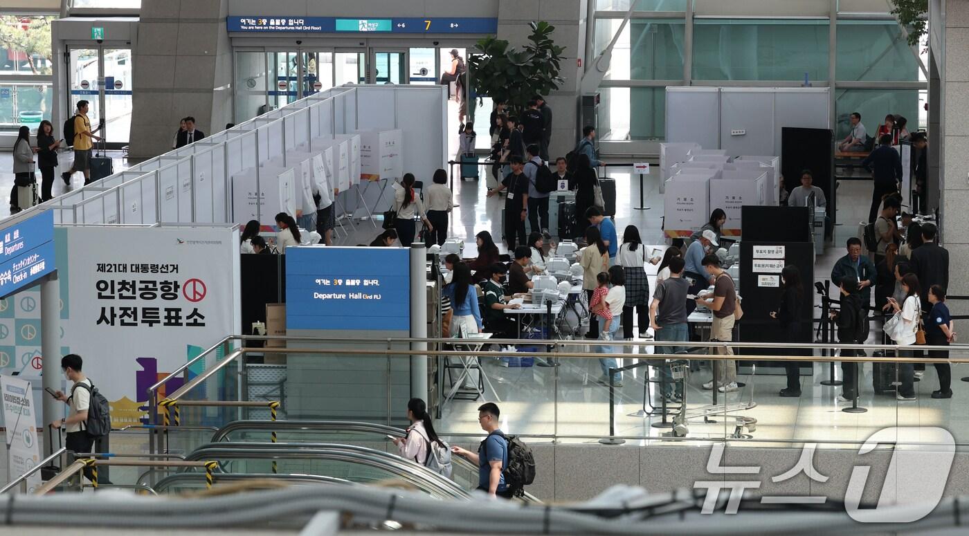 제21대 대통령선거 사전투표 둘째 날인 30일 인천공항국제공항에서 여행객들이 투표를 하고 있다. 2025.5.30/뉴스1 ⓒ News1 권현진 