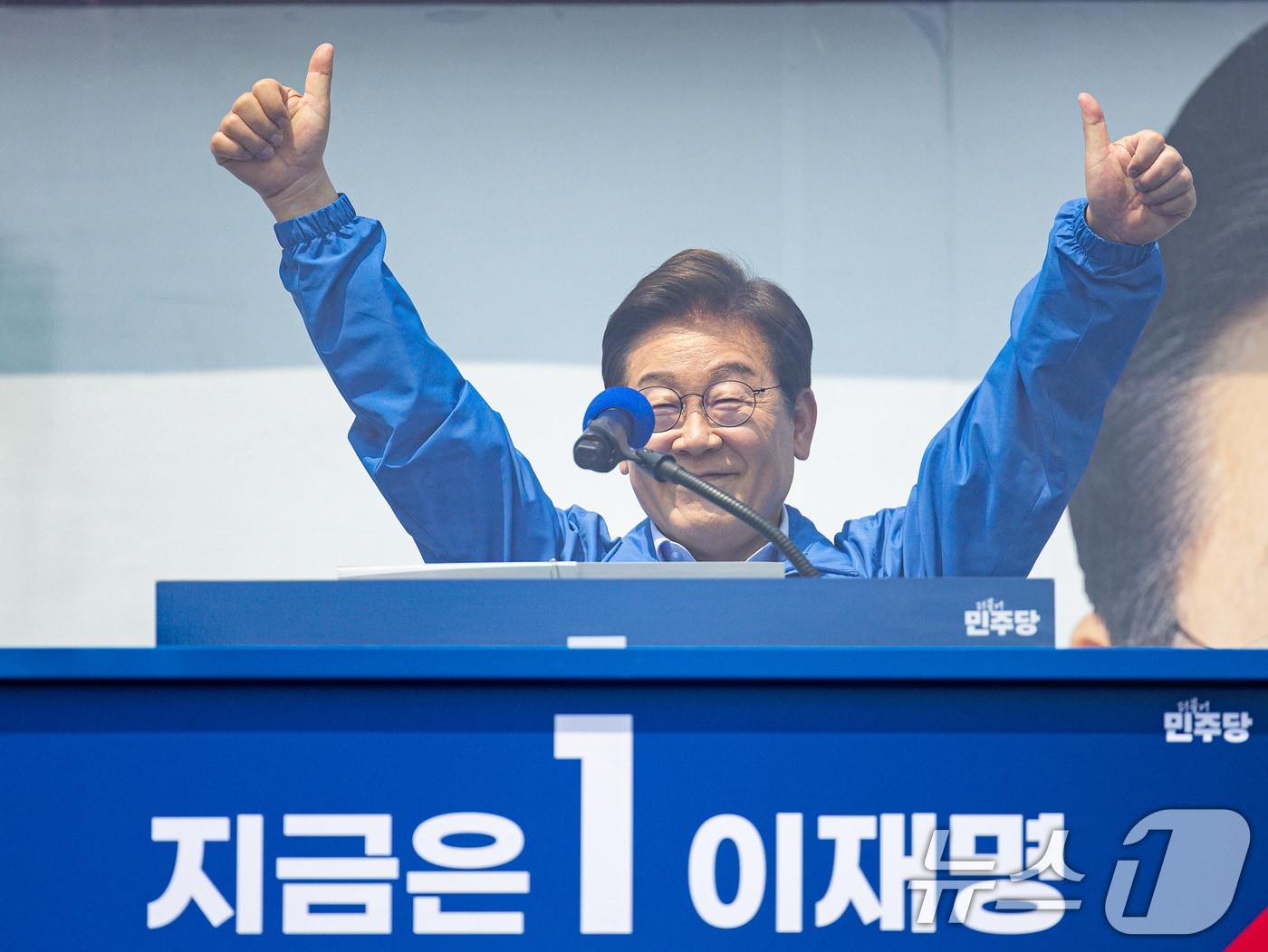 본문 이미지 - 이재명 더불어민주당 대통령 후보가 30일 오후 강원 춘천시 근화동 춘천역 광장에서 열린 집중유세에서 시민들에게 지지를 호소하고 있다. 2025.5.30/뉴스1 ⓒ News1 이재명 기자