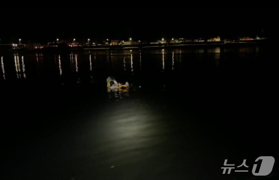 본문 이미지 - 고립된 20대 남녀 3명(인천해양경찰서 제공.재판매 및 DB금지)