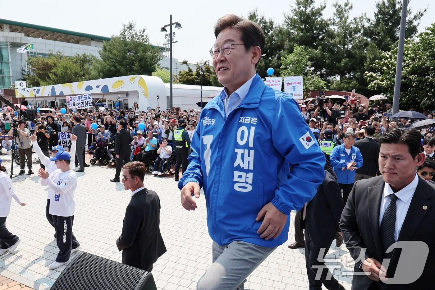 이재명 더불어민주당 대통령 후보가 30일 오후 강원 춘천시 근화동 춘천역 광장에서 열린 집중유세에 도착해 연단에 오르고 있다. (공동취재) 2025.5.30/뉴스1 ⓒ News1 이재명 기자