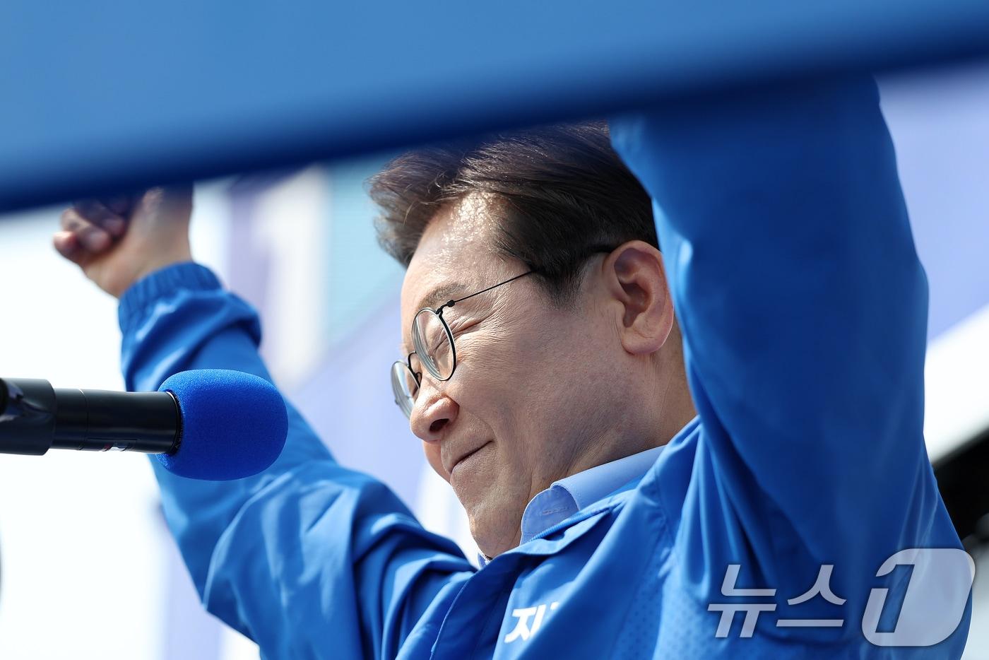 이재명 더불어민주당 대통령 후보가 30일 오후 강원 춘천시 근화동 춘천역 광장에서 열린 집중유세에서 연설을 마친 후 시민들에게 인사하고 있다. (공동취재) 2025.5.30/뉴스1 ⓒ News1 이재명 기자