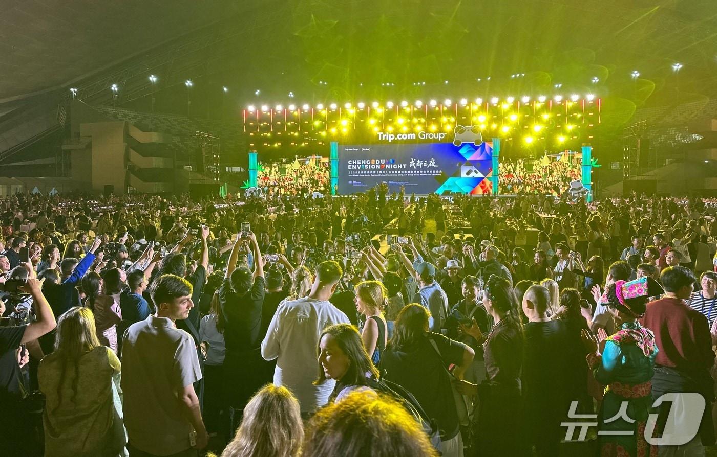 지난 28일&#40;현지 시간&#41; 오후 중구 청두 야외음악공원에서 열린 트립닷컴 &#39;청두의 밤&#39; 갈라 디너 . 이 행사엔 전 세계 관광업계와 언론사 1500여 명이 모였다. @News1 윤슬빈 기자