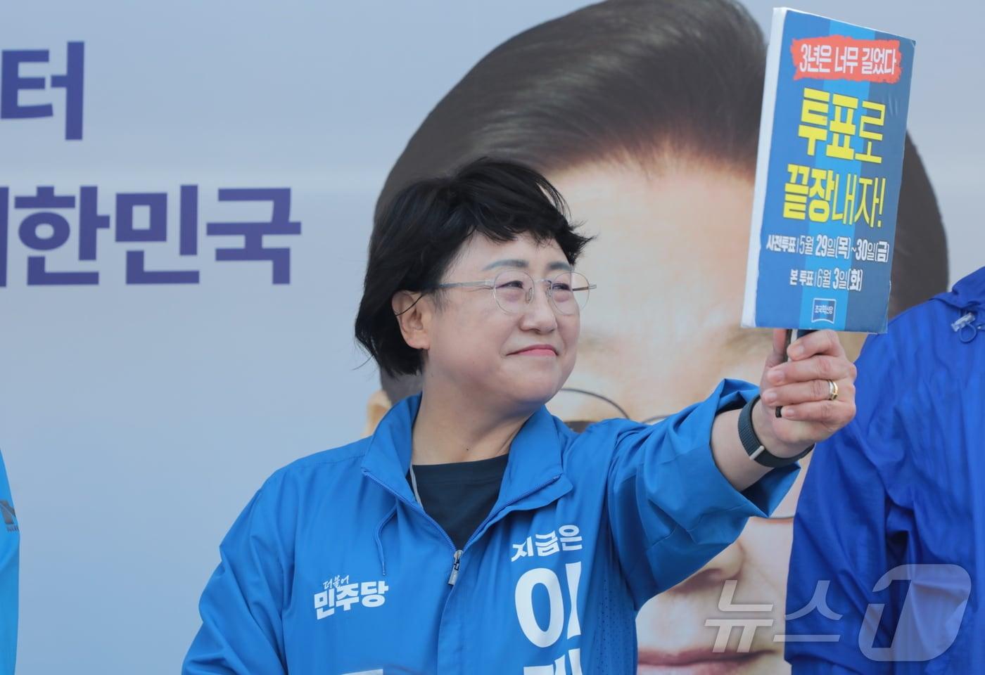 김선민 조국혁신당 대표 권한대행이 30일 울산 북구 현대자동차 명촌 정문 앞에서 이재명 더불어민주당 대통령 후보 지지 연설을 하고 있다. 2025.5.30/뉴스1 ⓒ News1 김세은 기자