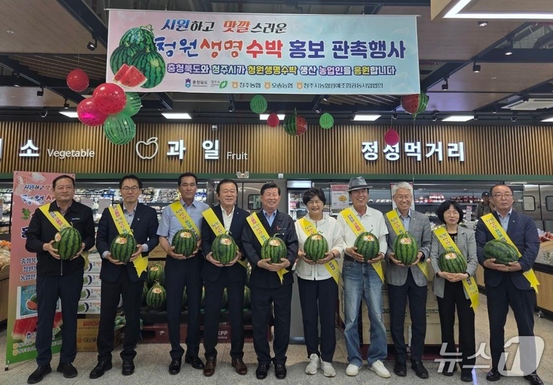 본문 이미지 - 청원생명수박 할인 행사. (시 제공)