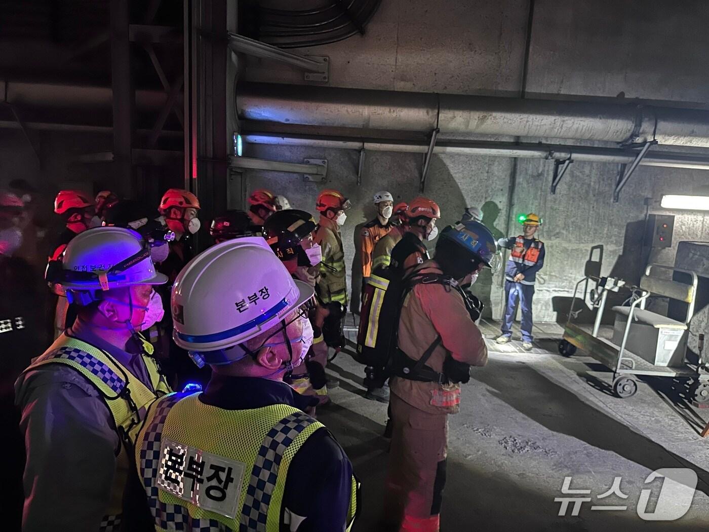 본문 이미지 - 코레일 부산경남본부와 유관기관 관계자들이 터널 내 열차 사고 대비 훈련을 실시하고 있다.(코레일 부산경남본부 제공. 재판매 및 DB 금지)