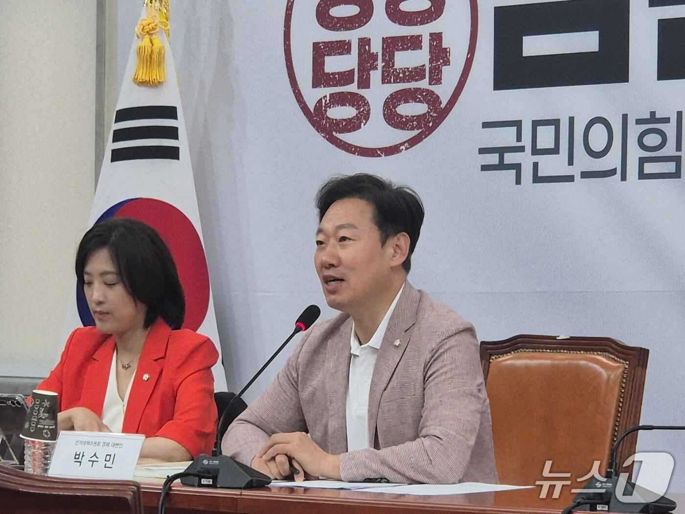 본문 이미지 - 최보윤, 박수민 국민의힘 의원이 30일 국회 본관에서 열린 '디지털자산 업계 정책 간담회'에서 발언하고 있다.