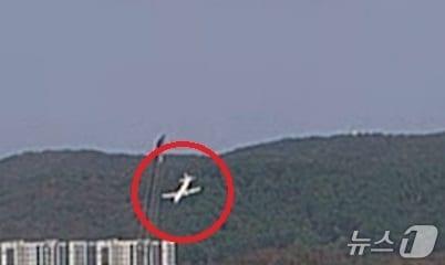 본문 이미지 - 29일 경북 포항시 남구 동해면 야산에 훈련 중이던 해군 P-3 해상초계기가 지상으로 추락하는 모습. &#40;해군 제공&#41;