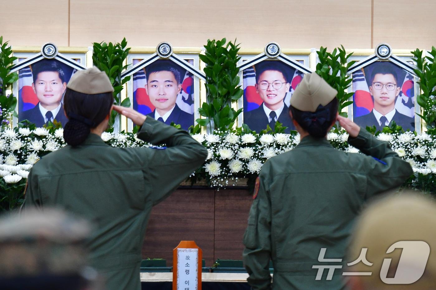 30일 경북 포항시 해군 항공사령부체육관에 마련된 대잠 해상초계기&#40;P-3CK&#41; 순직자 합동분향소에서 동료들이 순직자들에게 마지막 예를 갖추고 있다. 해군은 고 박진우 중령, 고 이태훈 소령, 고 윤동규 상사, 고 강신원 상사로 1계급 추서했다. 2025.5.30/뉴스1 ⓒ News1 최창호 기자