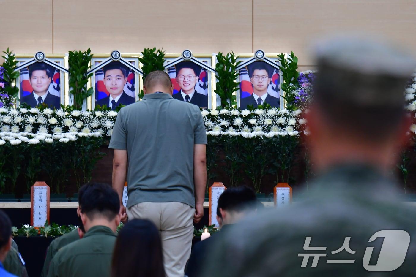 30일 경북 포항시 해군 항공사령부체육관에 마련된 대잠 해상초계기&#40;P-3CK&#41; 순직자 합동분향소에서 조문객이 묵념하고 있다. 해군은 고 박진우 중령, 고 이태훈 소령, 고 윤동규 상사, 고 강신원 상사로 1계급 추서했다. 2025.5.30/뉴스1 ⓒ News1 최창호 기자