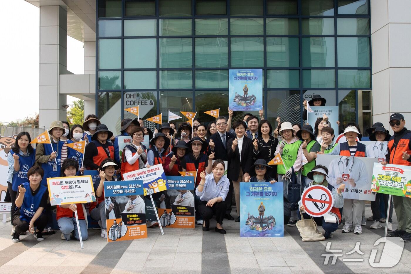 30일 국립암센터와 보건소 관계자들이 병원 주변 금연구역 지정 기념 캠페인을 벌인 뒤 기념촬영을 하고 있다. &#40;국립암센터 제공, 재판매 및 DB금지&#41;