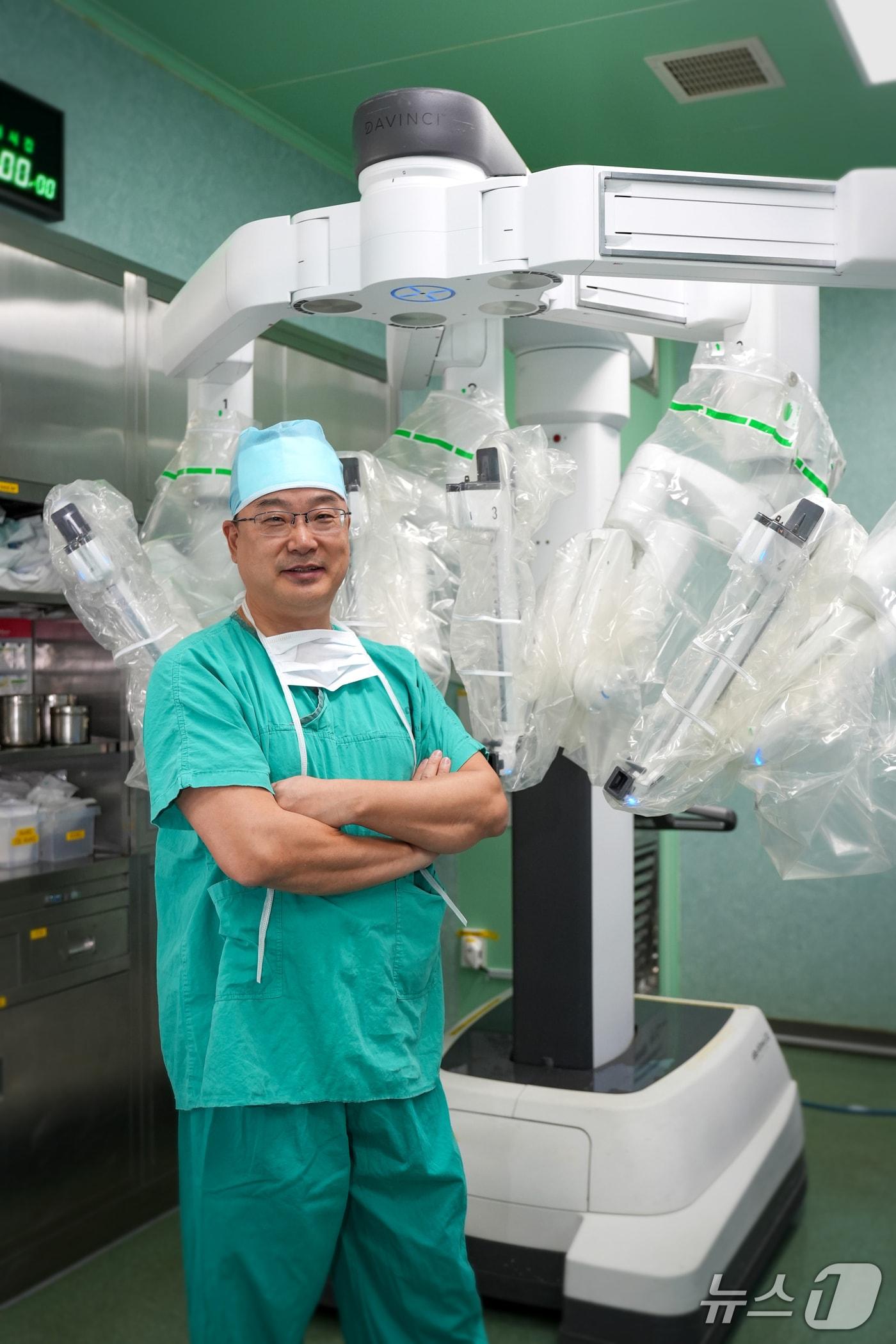 본문 이미지 - 배기범 부산백병원 외과교수가 병원 수술실에서 사진을 찍고 있다.(부산백병원 제공. 재판매 및 DB 금지)