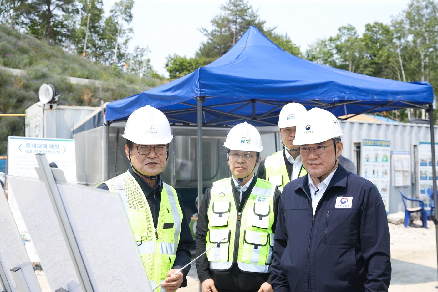 백원국 국토교통부 제2차관(오른쪽).(국토교통부 제공)