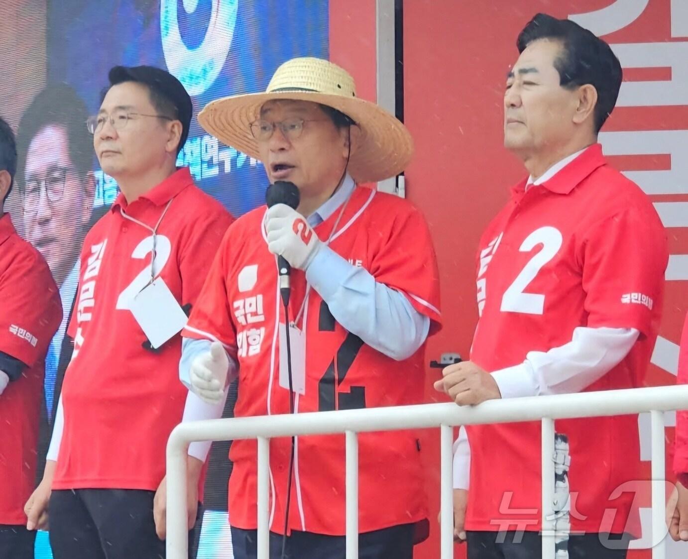 본문 이미지 - 이정현 전 새누리당 대표가 6·3 대선을 앞두고 호남 지역 곳곳을 돌며 유세 활동을 이어가고 있다.(이정현 전 대표 측 제공. 재판매 및 DB 금지)