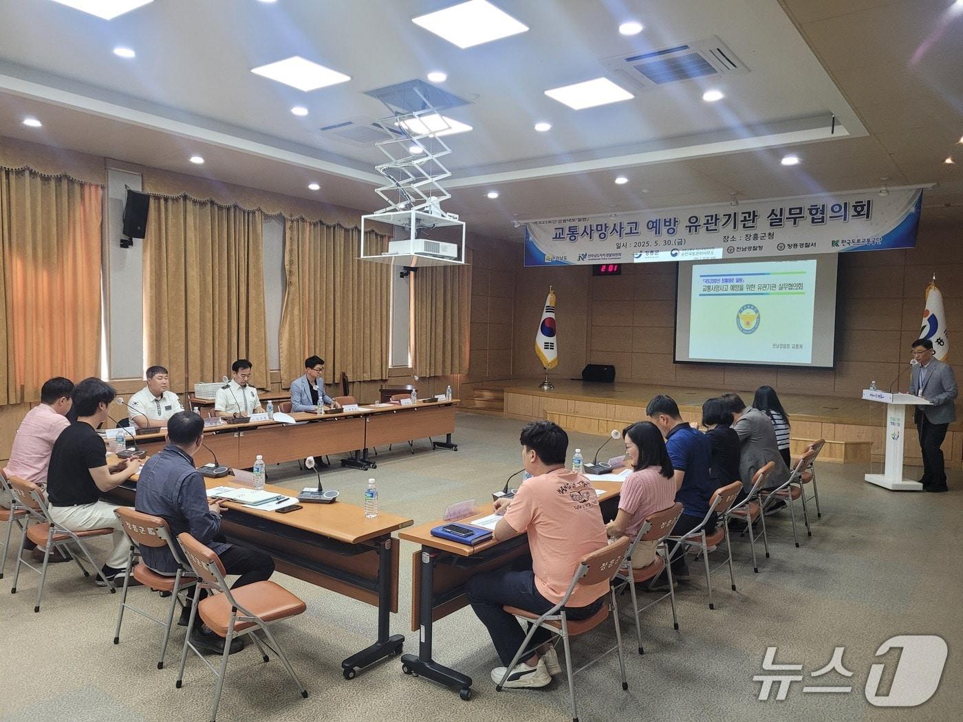 본문 이미지 - 전남경찰청과 전남도청, 장흥경찰서, 자치경찰위원회, 한국도로교통공단, 국토관리사무소 관계자들이 '교통사고 예방 실무협의회'를 진행하고 있다.(전남경찰청 제공. 재판매 및 DB 금지) 2025.5.30