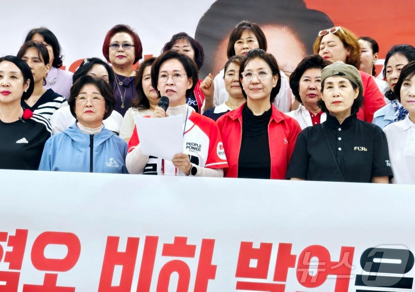 국민의힘 대구선거대책위원회와 이인선 국회의원, 국민의힘 소속 지방의원, 여성 당직자 등이 30일 오후 대구 수성구 범어동 국민의힘 대구시당 대강당에서 유시민 작가의 여성 비하 발언과 관련해 규탄 성명서를 발표하고 있다. 2025.5.30/뉴스1 ⓒ News1 남승렬 기자