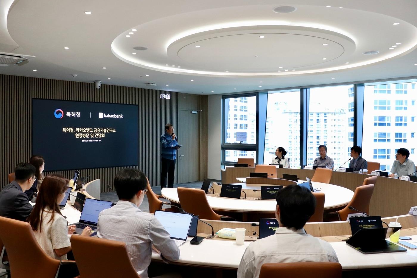 지난달 30일 경기도 성남시 카카오뱅크 판교 오피스에서 열린 '특허청 지식재산 현장소통 간담회'에서 안현철 카카오뱅크 금융기술연구소장이 인사말을 하고 있다.(카카오뱅크 제공)