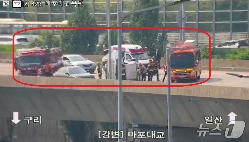 본문 이미지 - 30일 오후 3시 58분 서울 강변북로 구리 방향(서강대교~마포대교)에서 마포대교 방면에서 졸음운전을 하던 승용차가 트럭을 들이받는 사고가 발생했다. 2025.05.30/뉴스1(서울특별시 교통정보센터 갈무리)