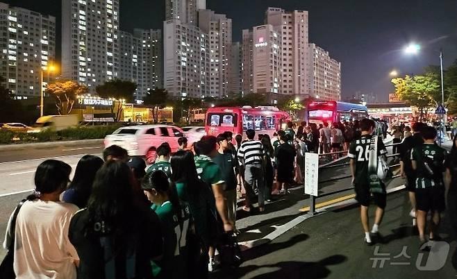 본문 이미지 - 전북현대모터스FC 주말 홈경기 관람객을 위해 운영된 ‘1994’번 버스를 이용하는 축구팬들.(전주시 제공)/뉴스1 DB