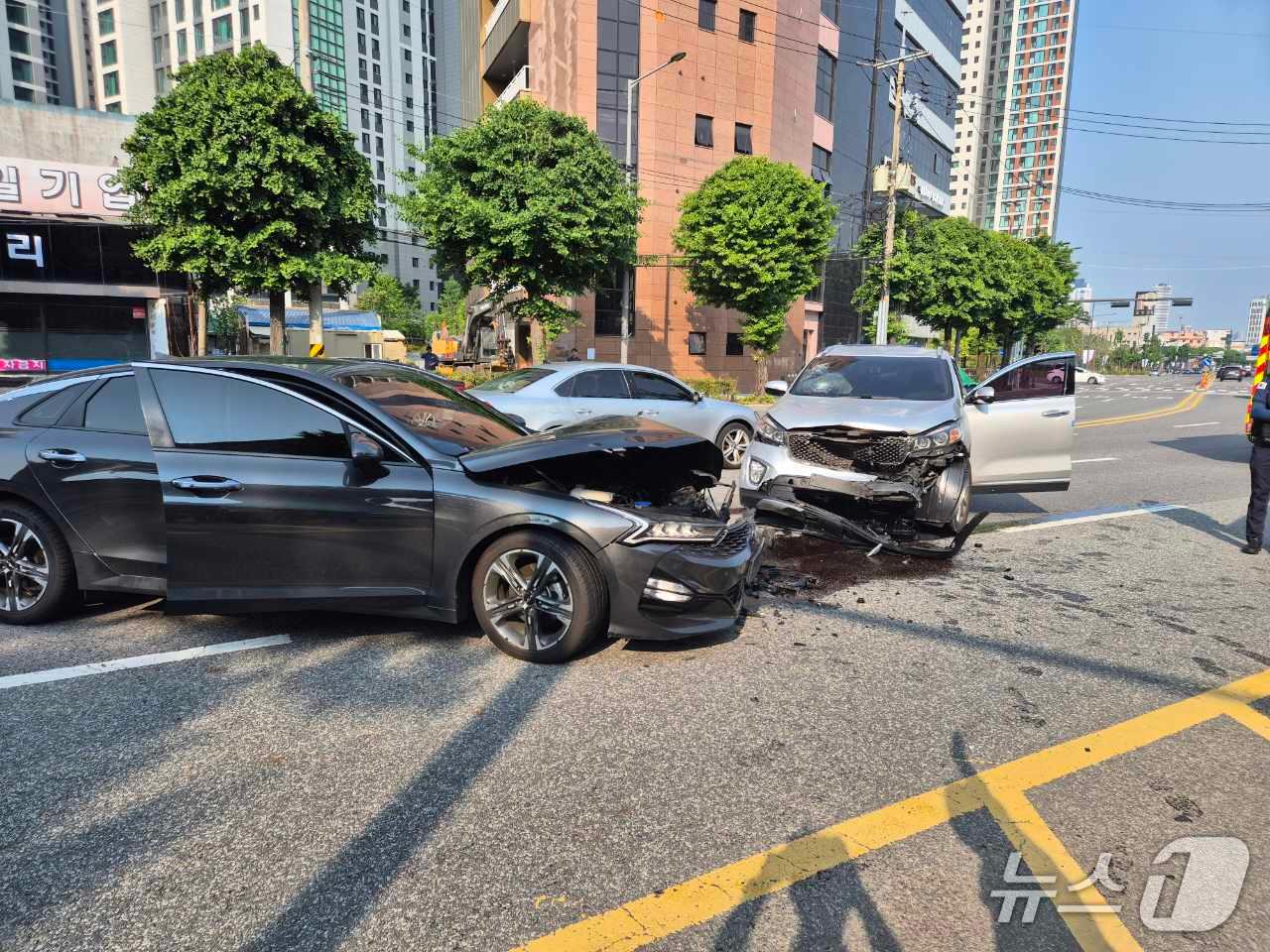 본문 이미지 - 30일 오전 7시 50분쯤 광주 북구 유동의 한 도로에서 SUV가 중앙선을 침범해 마주오던 승용차를 들이받아 경찰이 현장을 수습하고 있다.(독자 제공. 재판매 및 DB 금지)