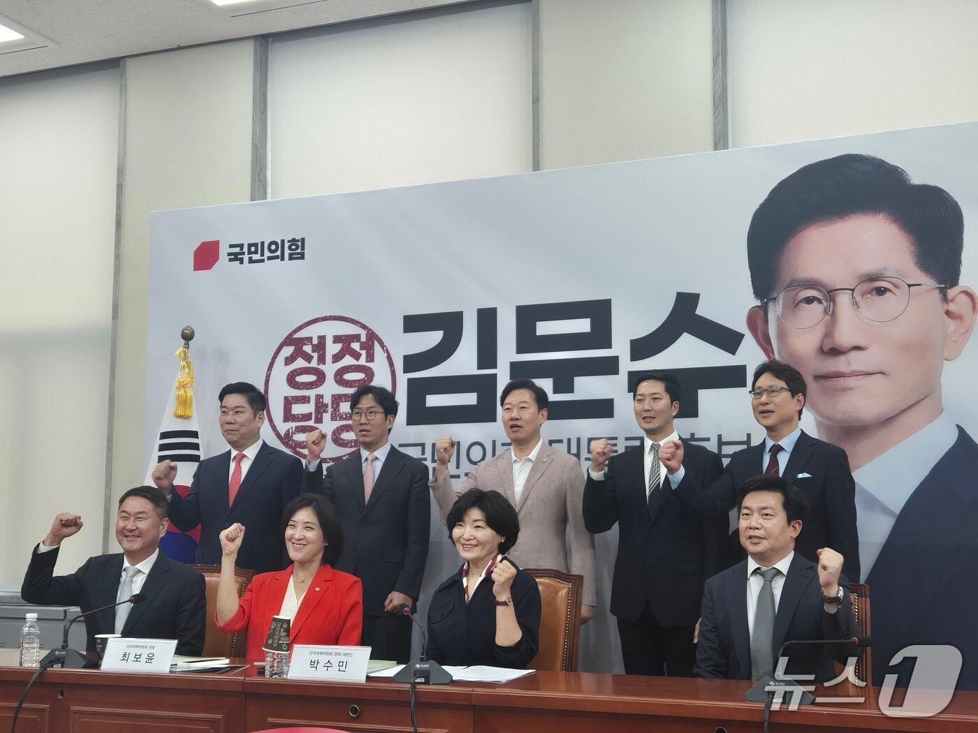 본문 이미지 - 30일 국회 본관에서 열린 '디지털자산 업계 정책 간담회' 참석자들이 기념 촬영을 하고 있다.2025.5.30./뉴스1 