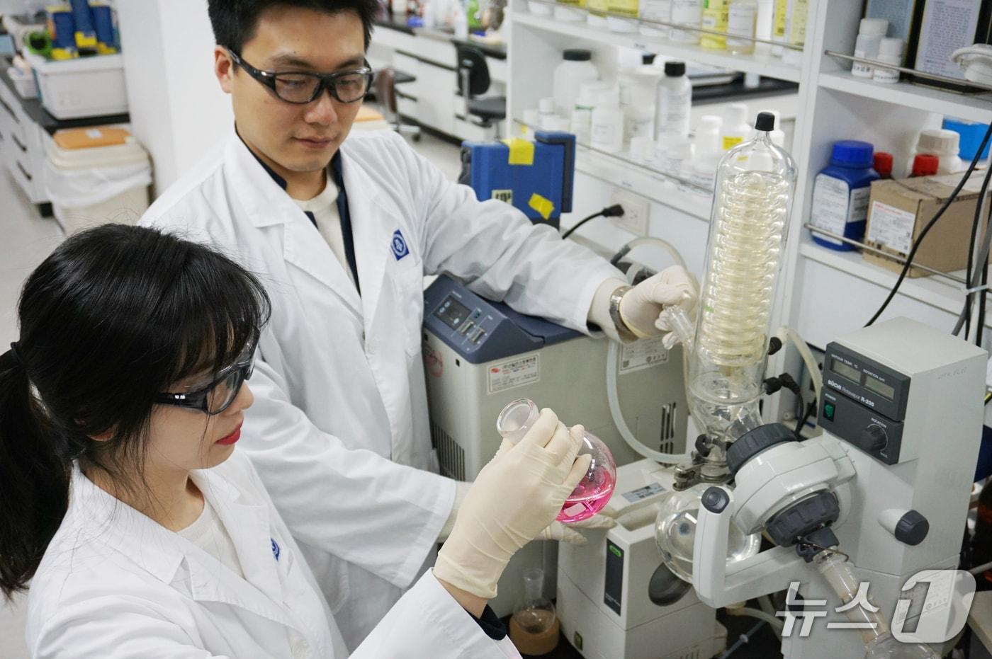 종근당 연구원이 신약 후보물질 분석을 하고 있다.(종근당 제공)/뉴스1