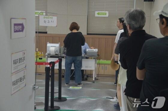 본문 이미지 - 강원 원주시 지정면 서원주 건강생활지원센터에 마련된 제21대 대통령선거 사전투표소 자료 사진. (뉴스1 DB)