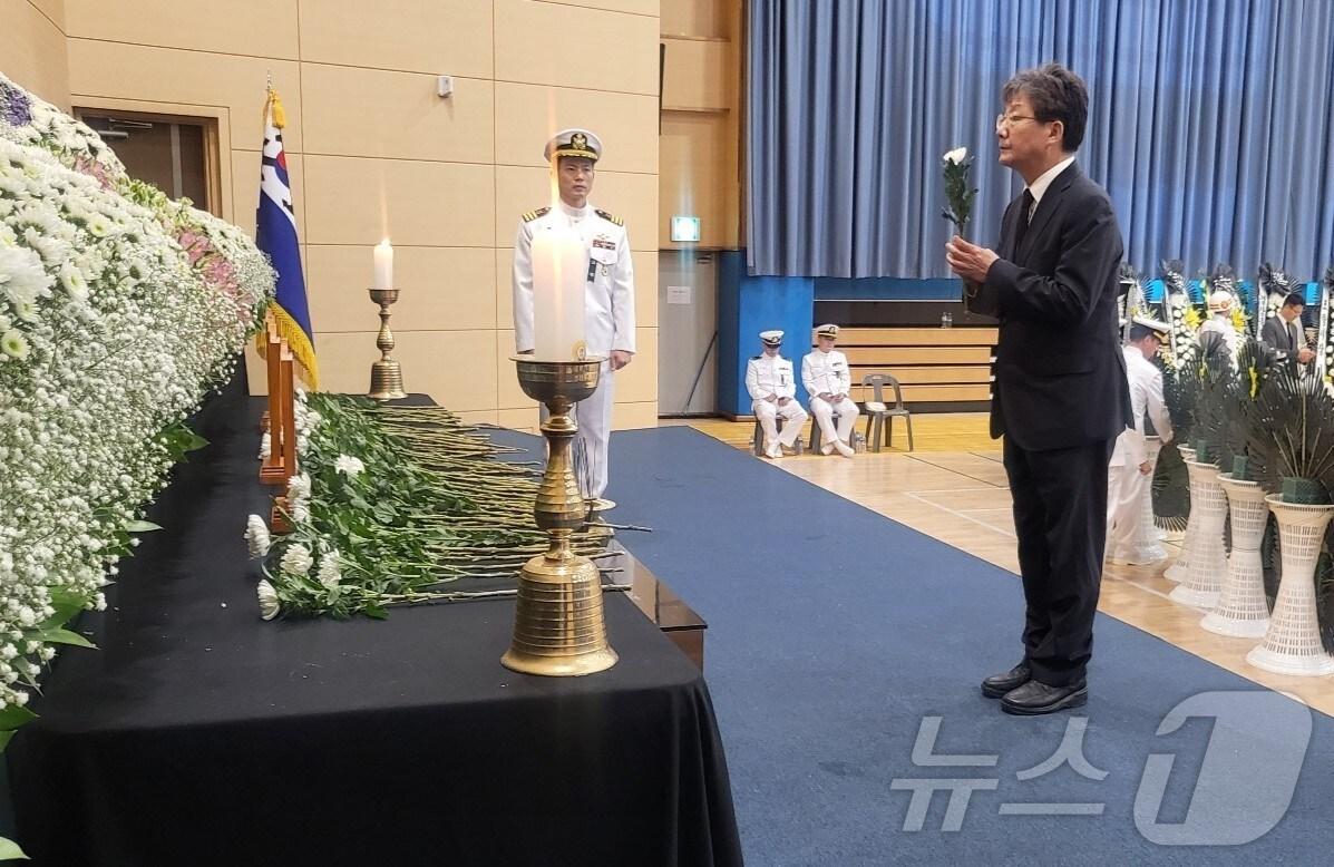 본문 이미지 - 30일 경북 포항시 해군 항공사령부체육관에 마련된 대잠 해상초계기(P-3CK) 순직자 합동분향소에 유승민 전 국민의힘 의원이 방문해 헌화를 하고 있다.2025.5.30/뉴스1 ⓒ News1 이성덕 기자
