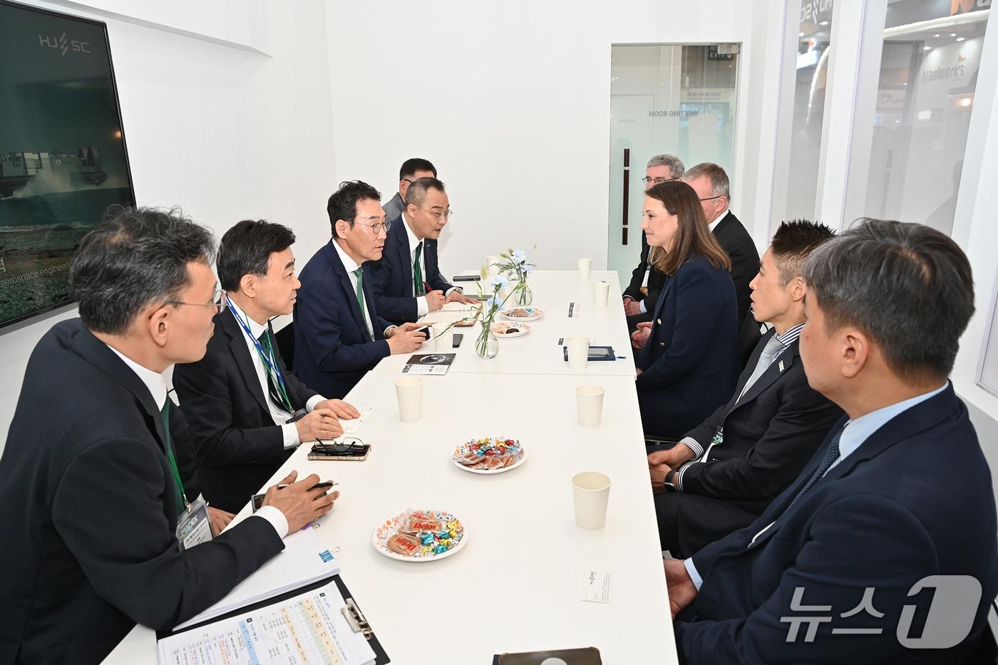 본문 이미지 - HJ중공업과 2025 MADEX를 찾은 관람객이 기업의 함정에 대한 계약을 진행하고 있다.(HJ중공업 제공. 재판매 및 DB 금지)