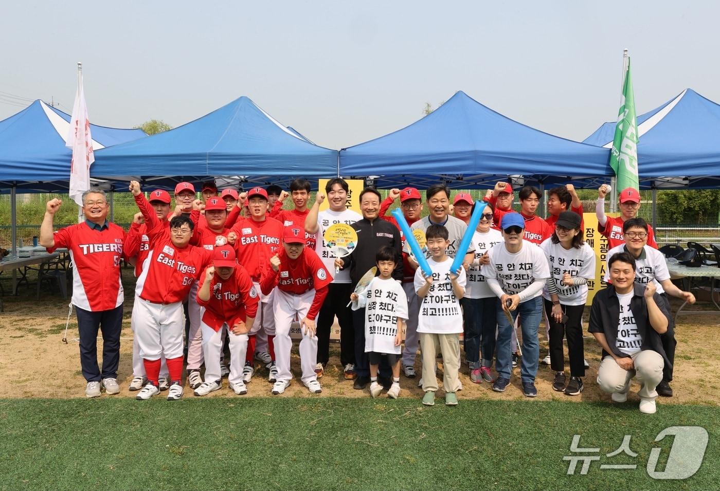 E.T(East Tigers)야구단이 30일 경기 김포시에서 열린 '제3회 이만수배 발달장애인 티볼 야구대회'에서 우승 후 기념사진을 찍고 있다. (광주 동구 제공. 재판매 및 DB 금지)
