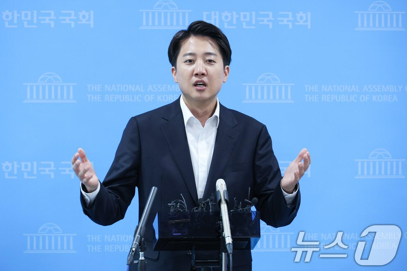 이준석 개혁신당 대통령 후보가 30일 오후 서울 여의도 국회 소통관에서 민주당 의원들이 자신을 국회에서 제명시키는 징계안을 제출한 것과 관련 긴급 기자회견을 한 뒤 취재진 질문에 답하고 있다. ⓒ News1 안은나 기자