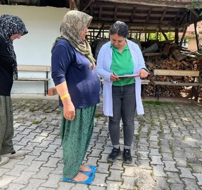 본문 이미지 - 튀르키예의 공공장소 비만도 측정 모습. 튀르키예 지역 보건국 인스타그램 갈무리. 2025.05.30.