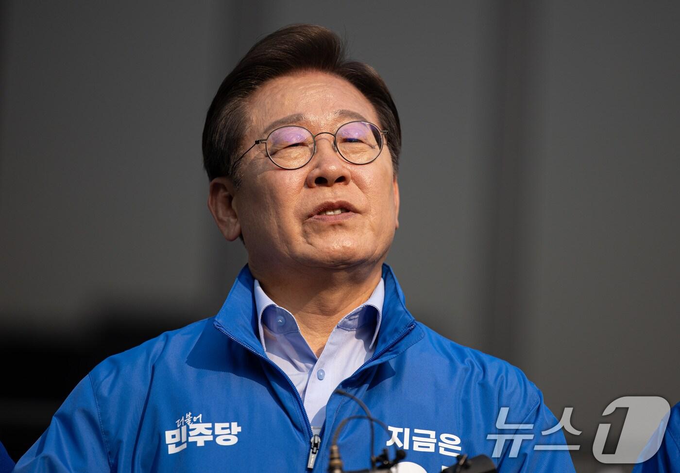 이재명 더불어민주당 대통령 후보가 30일 오후 강원 원주시 반곡동 원주행복마당에서 유세를 마친 후 취재진 질문에 답변하고 있다. 2025.5.30/뉴스1 ⓒ News1 이재명 기자