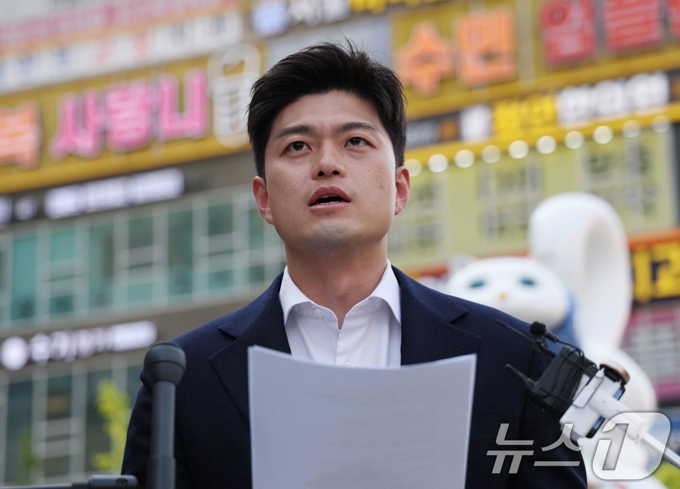 본문 이미지 - 김용태 국민의힘 비상대책위원장이 30일 오후 경기 화성시 동탄역 인근에서 사전투표 관련 긴급기자회견을 하고 있다. 2025.5.30/뉴스1 ⓒ News1 김영운 기자
