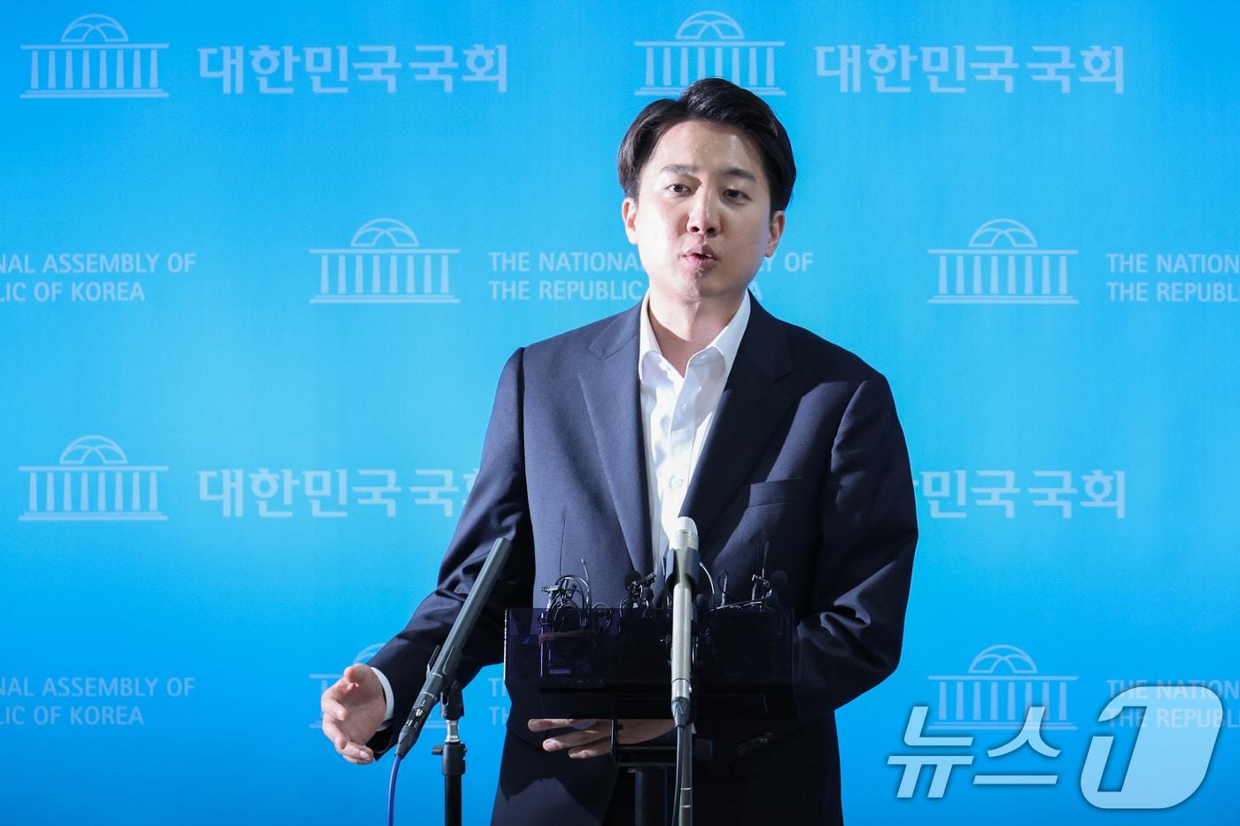 이준석 개혁신당 대통령 후보가 30일 오후 서울 여의도 국회 소통관에서 민주당, 조국혁신당, 진보당, 기본소득당, 사회민주당 의원들이 자신을 국회에서 제명시키는 징계안을 제출한 것과 관련 긴급 기자회견을 한 뒤 취재진 질문에 답하고 있다. 2025.5.30/뉴스1 ⓒ News1 안은나 기자