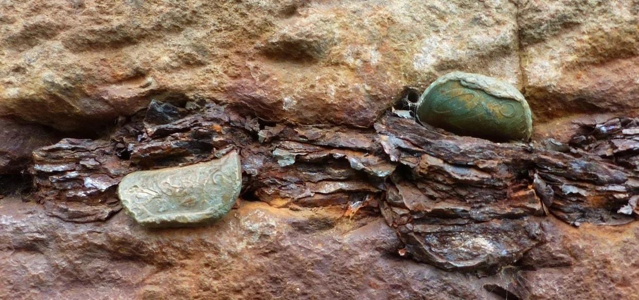 본문 이미지 - 자이언트 코즈웨이 현무암 틈에 끼인 동전. 내셔널 트러스트 홈페이지 갈무리. 2025.05.30.