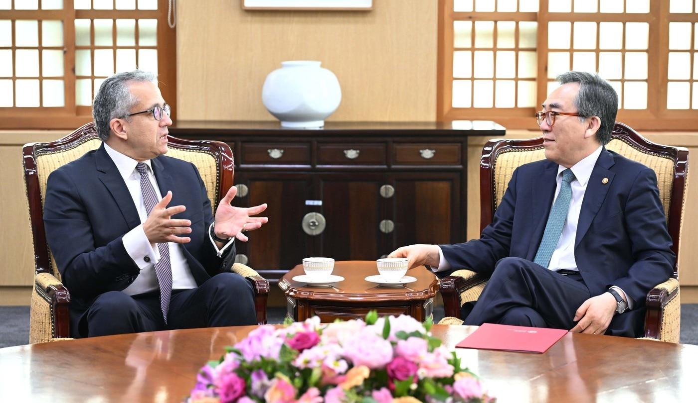 조태열 외교부 장관과 칼레드 알아나니 이집트 전 관광·유물부 장관이 30일 서울 외교부 청사에서 기념촬영을 하고 있다.(외교부 제공)