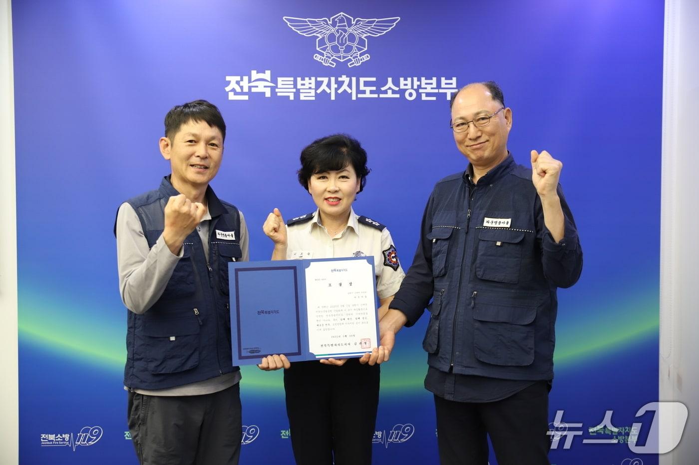 (왼쪽부터) 공성훈 와운마을 이장, 이오숙 전북소방본부장, 노군포 새마을지도자가 기념 촬영을 하고 있다.(전북소방 제공. 재판매 및 DB금지)