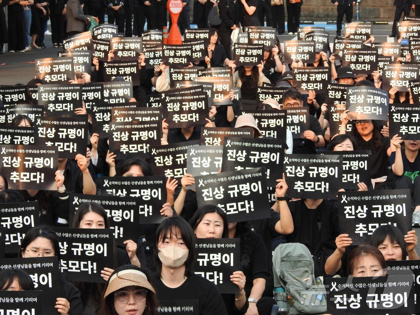 본문 이미지 - 제주지역 교원단체가 30일 제주도교육청 주차장에서 학생 가족의 민원으로 숨진 제주지역 모 중학교 A 교사를 추모하는 문화제를 열고 있다. 2025.5.30./뉴스1 2025.5.30/뉴스1 ⓒ News1 강승남 기자