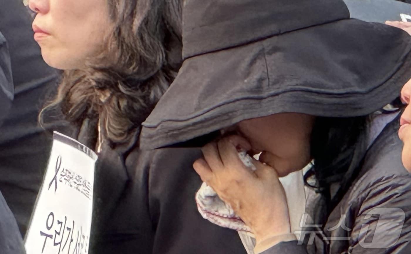 제주지역 교원단체가 30일 제주도교육청 주차장에서 지난 5월 22일 숨진 제주지역 모 중학교 A 교사를 추모하는 문화제를 열고 있다. 2025.5.30/뉴스1 ⓒ News1 강승남 기자