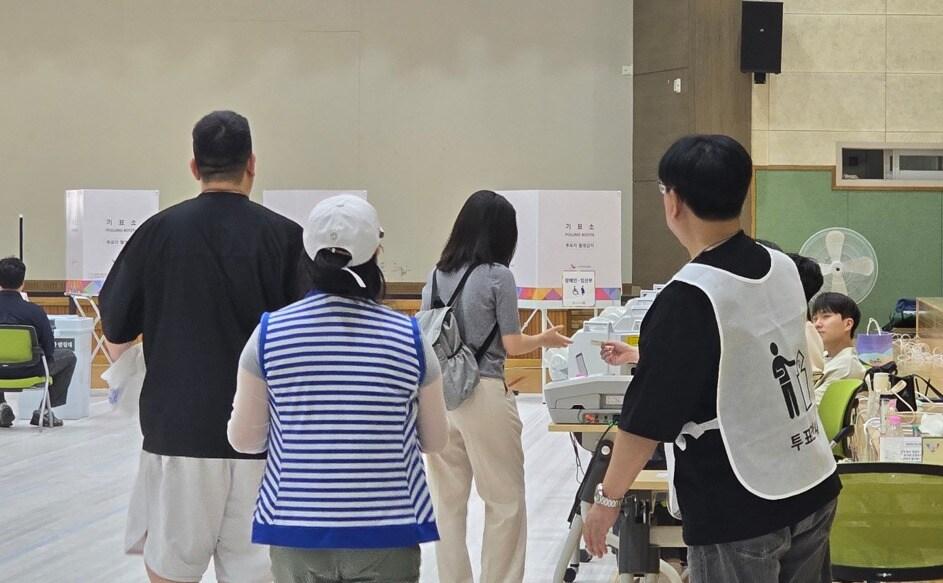 본문 이미지 - 지난 29일 세종시 보람동 복합커뮤니티센터 3층 체육강당에 마련된 투표소에서 유권자들이 투표용지를 받기 위해 기다리고 있다. ⓒ 뉴스1 장동열 기자