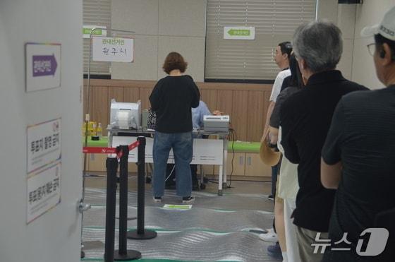 본문 이미지 - 강원 원주시 지정면 서원주 건강생활지원센터에 마련된 제21대 대통령선거 사전투표소 자료 사진. (뉴스1 DB)